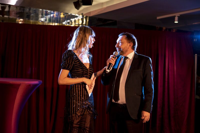 Maria Moya, presentadora del evento cena benéfica Elena Torres, con José Manuel Parada